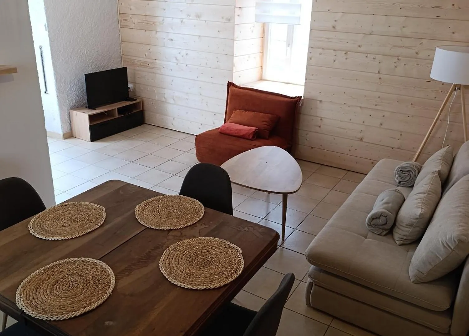 Semesterbostad La Maisonnette Lugagnan